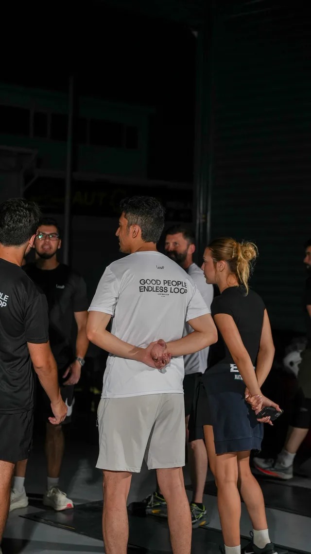 Etkinlik alanında sohbet eden Loop topluluğu