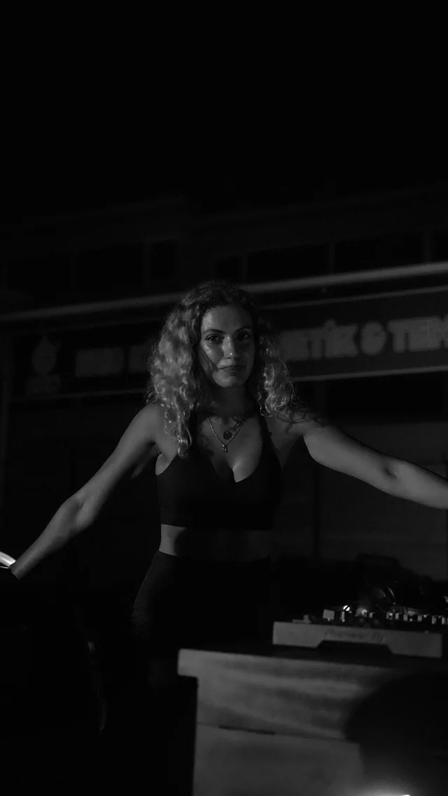 Rave & Run etkinliğinde DJ kabininin başından siyah beyaz bir kare