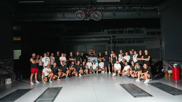 Metal çatı ve asılı bisiklet altında Rave & Run topluluk fotoğrafı