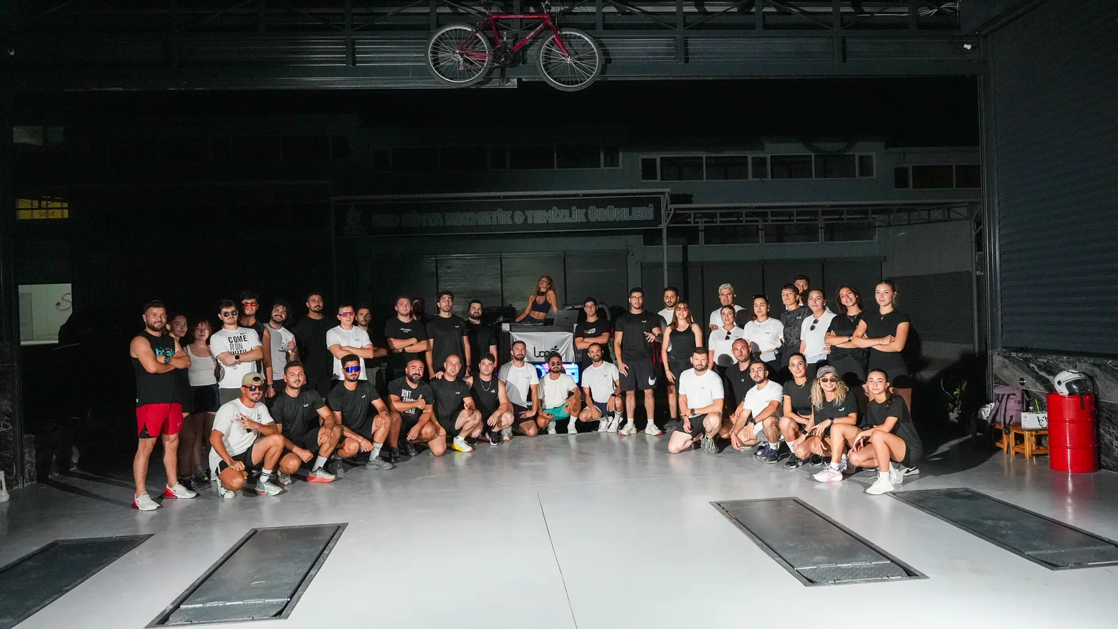 Sanayi ortamında Rave & Run etkinliğinde Loop topluluğu