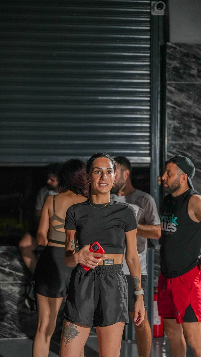 Spor kıyafetleriyle etkinliğe katılan bir topluluk üyesi