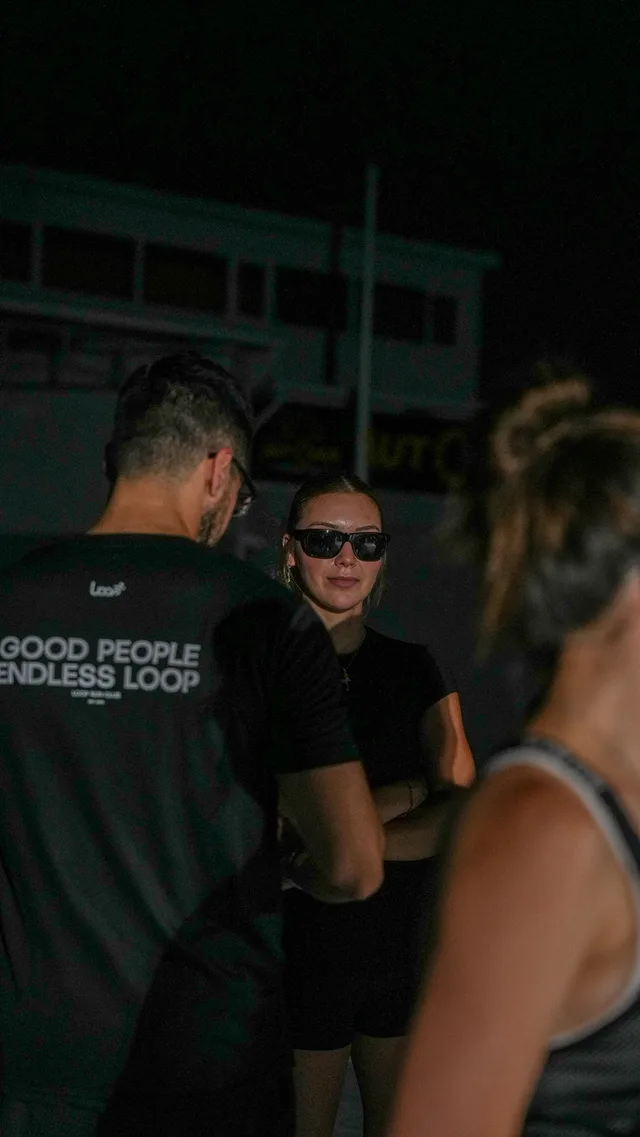 Etkinlik kalabalığından gözlüklü bir katılımcının portresi