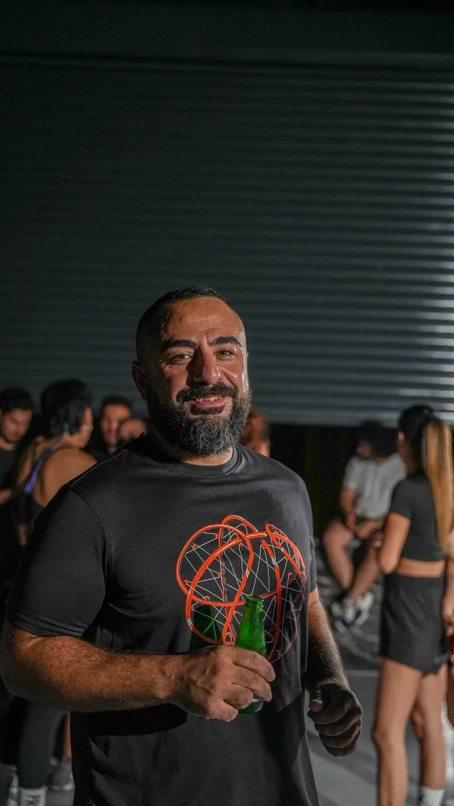 Etkinlik alanında gülümseyen bir katılımcı