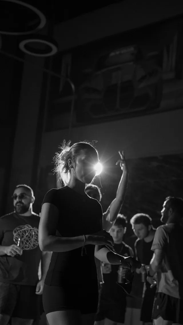 DJ müziğine eşlik eden katılımcılar