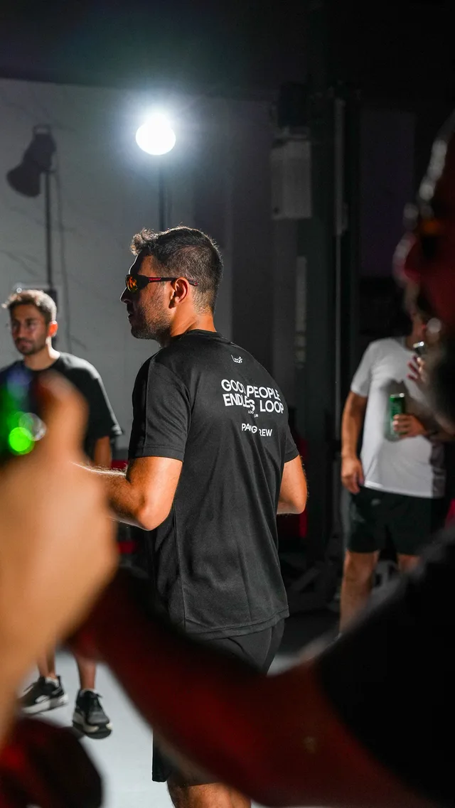 Pacing Crew tişörtüyle kalabalığın arasında bir katılımcı