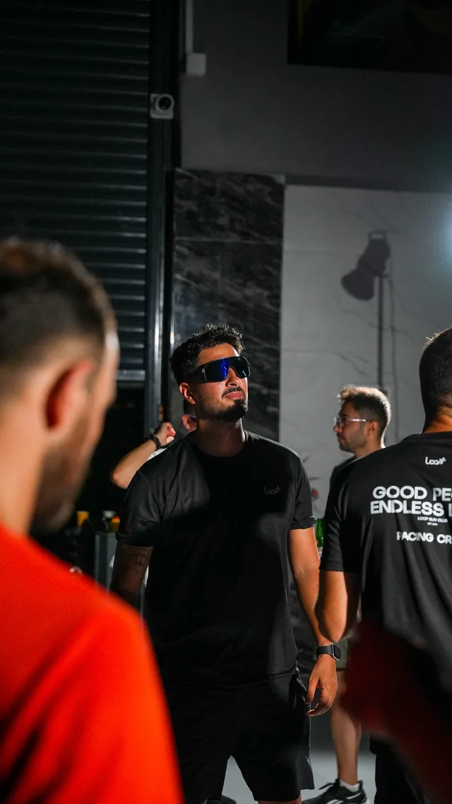 Mavi spor gözlükleri ve Loop tişörtleriyle etkinlik anı
