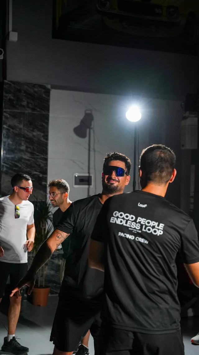 Good People Endless Loop tişörtleriyle eğlenen katılımcılar