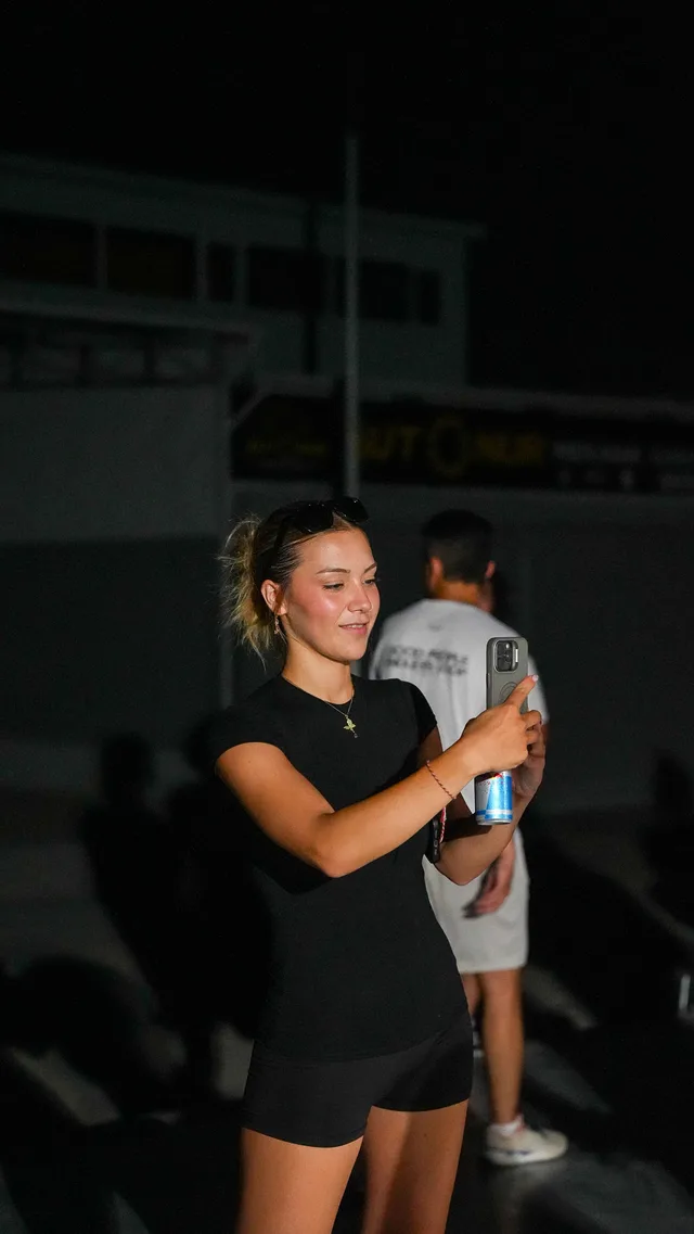 Rave & Run anlarını telefonuyla kaydeden bir katılımcı